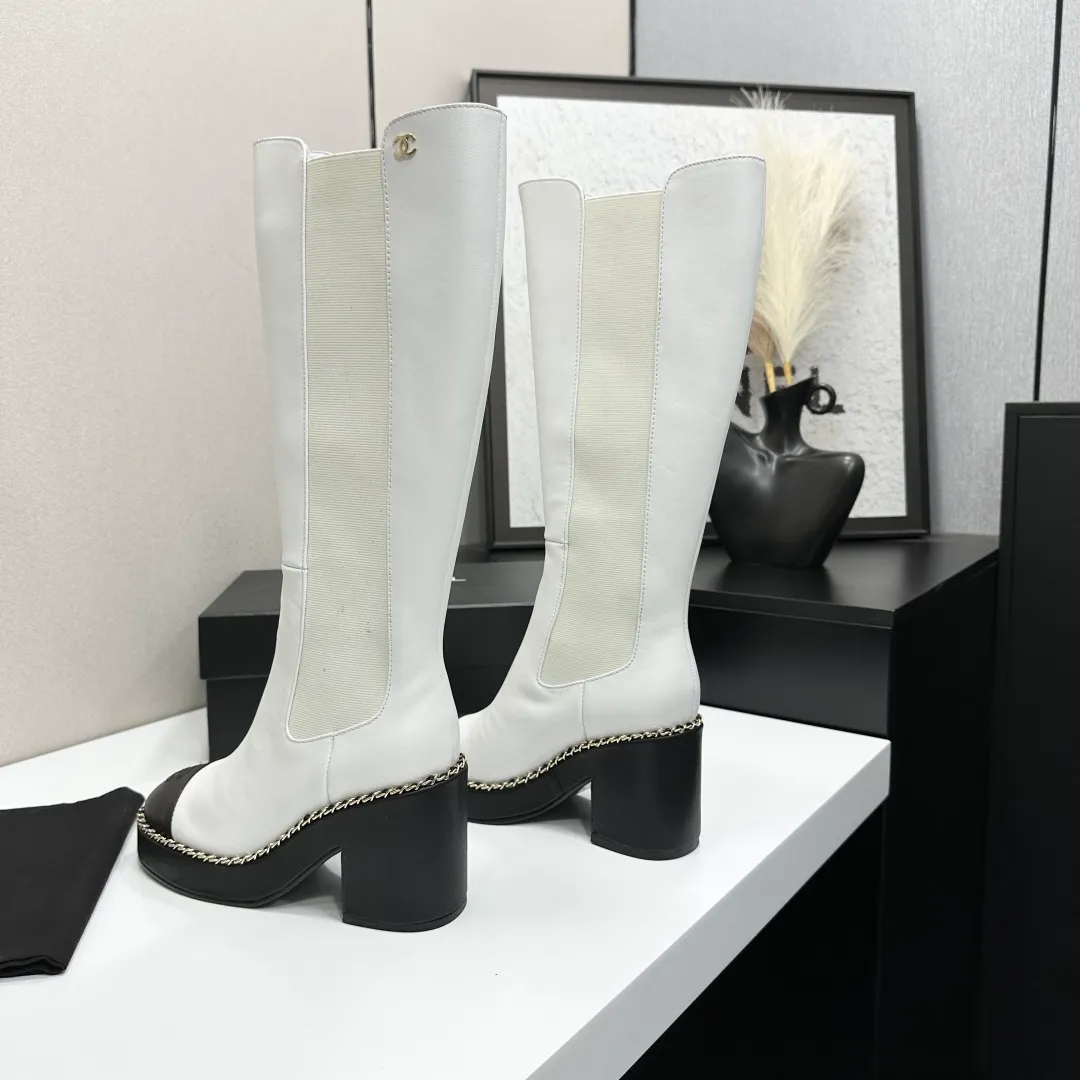 👟👟Ex-factory price 960👟👟 CHANEL Xiaoxiang 2024 autumn and winter sheepskin boots high boots knight boots The version is also the basic version of the Martin boots, neat and handsome. The upper is made of cowhide, super soft against the skin, wide and full, handsome and comfortable. The lining is soft water-dyed cowhide. The sole is original rubber outsole. Exclusive top quality 35-39. 40 customized